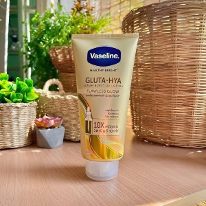 Vaseline Gluta-Hya Flawless Glutathione & Pro-Retinol Infused Moisturizer,  200mlc* - Price in India, Buy Vaseline Gluta-Hya Flawless Glutathione &  Pro-Retinol Infused Moisturizer, 200mlc* Online In India, Reviews, Ratings  & Features | Flipkart.com