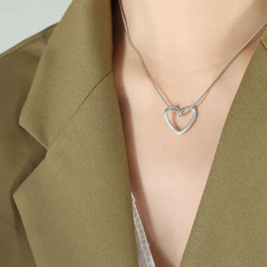 एसटाइलो फैशन Stylish Heart Pendant Necklace for Women | Silver Plated Chain गोल्ड प्लेटेड एलॉय नेकलेस