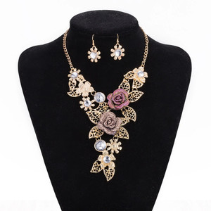 येल्लो चाइम्स Fashion Party Wear Rose Flower Choker गोल्ड प्लेटेड एलॉय नेकलेस सेट