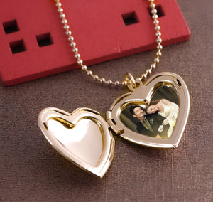 vs unique collections Big Heart Golden Love Openable Mini Photo Frame Momento/Memory Locket Pendant Gold-plated Stainless Steel Pendant
