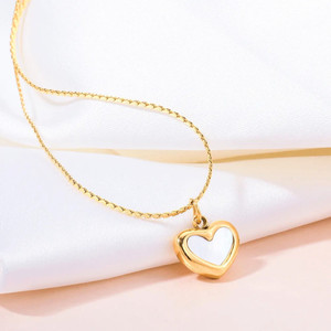 salve Salve Chic Coquette Jewellery White Stone Heart Gold-plated Stainless Steel Pendant