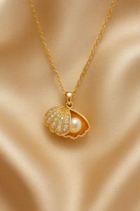 Gleefecta Seashell Pearl Pendant Necklace Gold-plated Diamond Shell Pendant Set
