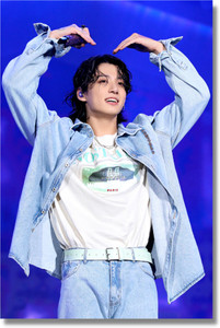 Poster Su Tela K-Pop BTS Jungkook 40x60 Cm Con Cornice - Quadro Per Camera Da Letto, Ufficio, Regalo Fan - Stampa Impermeabile Alta Qualità