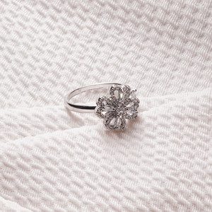 Glamshe Beautiful Sterling Silver Flower Halo Ring for Girls and Women Stainless Steel Silver Plated Ring