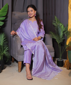 मदरवा Indi एम्बेलिश्ड कुर्ता, पतलून / पैंट और दुपट्टा सेट