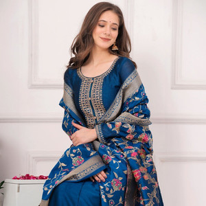 ट्रेंडमॉल्स एम्ब्रॉइडरेड अनारकली कुर्ता, बॉटम और दुपट्टा सेट