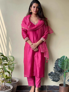 ए के फैशन मॉल एम्ब्रॉइडरेड कुर्ता, पतलून / पैंट और दुपट्टा सेट