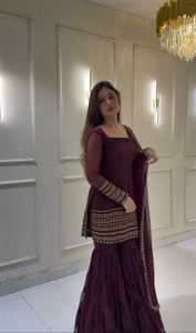 फायर वेव एम्ब्रॉइडरेड कुर्ता, शरारा और दुपट्टा सेट