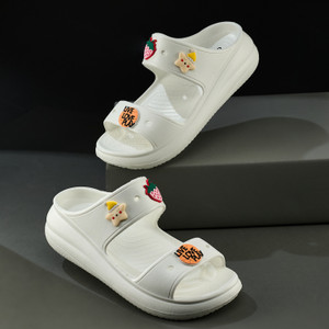 CAMPUS महिलाओं के लिए सफेद क्लॉग्स