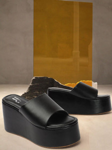 TWIN TOES Women Wedges