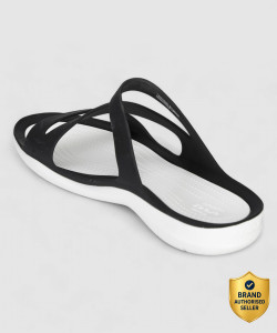CROCS Swiftwater महिलाओं के लिए काला स्पोर्ट्स सैंडल
