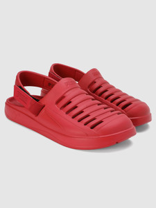 PUMA पुरुषों के लिए लाल क्लॉग्स
