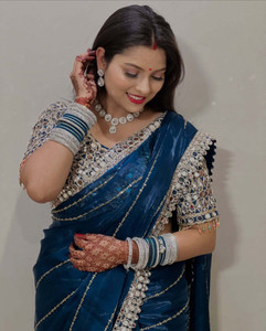 KRISHNACOLLECTION9 एम्बेलिश्ड, बुना हुआ, सेल्फ डिज़ाइन, एम्ब्रॉइडरेड, पैस्ले बॉलीवुड जिमी चू साड़ी