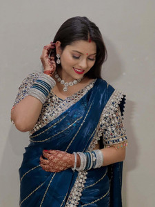 KRISHNACOLLECTION9 एम्बेलिश्ड, बुना हुआ, सेल्फ डिज़ाइन, एम्ब्रॉइडरेड, पैस्ले बॉलीवुड जिमी चू साड़ी