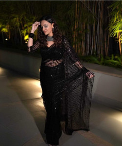 FAMOUS ZONE Embellished, Embroidered Bollywood Net Saree