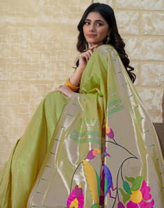 SARETRA MALL Woven Paithani Silk Blend Saree