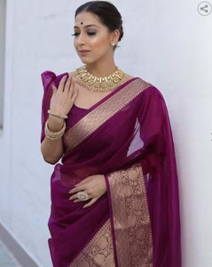 Priya प्रिंटेड, सेल्फ डिज़ाइन, एम्बेलिश्ड, बुना हुआ, एनिमल प्रिंट, ब्लॉक्ड प्रिंटेड रोज़ पहनने वाली जैकर्ड, ओर्गेंज़ा साड़ी