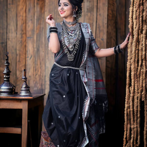 V And V Shop Woven, Animal Print, Embroidered, Floral Print, Hand Painted, Printed, Solid/Plain, Applique Kanjivaram Jacquard, Pure Silk Saree