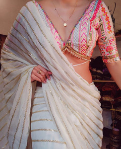 KanjiQueen Solid/Plain, Embroidered, Self Design Daily Wear Georgette Saree