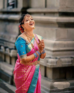 V And V Shop Woven, Animal Print, Embroidered, Floral Print, Hand Painted, Printed, Solid/Plain, Applique Kanjivaram Jacquard, Pure Silk Saree