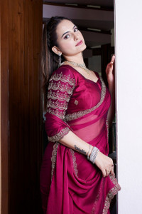 KONICA FAB एम्ब्रॉइडरेड बॉलीवुड शिफॉन साड़ी