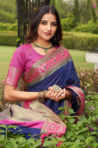 KREZVI Self Design, Printed, Striped, Embroidered, Woven, Floral Print Kanjivaram Jacquard, Pure Silk Saree