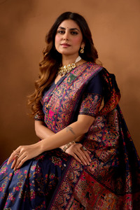 BHAGYAVATI DESIGNER बुना हुआ, एम्बेलिश्ड बनारसी जैकर्ड, प्योर सिल्क साड़ी