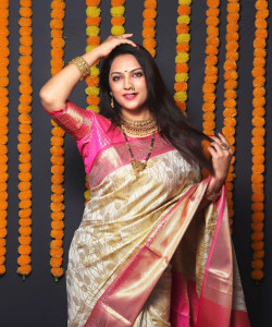 Divastri Embellished, Woven Kanjivaram Silk Blend Saree