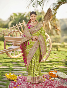 MANOHARI Woven Kanjivaram Jacquard Saree