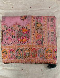 M DINESH CO बुना हुआ, फ्लोरल प्रिंट, एम्बेलिश्ड बॉलीवुड सेमी-पश्मीना, कॉटन लिनेन साड़ी