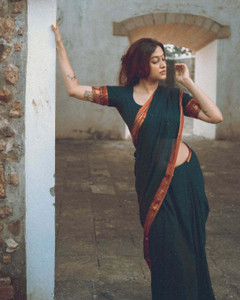 Devika Textiles Self Design, Woven Narayanpet Pure Cotton Saree