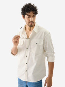 The Souled Store पुरुषों के लिए सॉलिड कैज़ुअल सफेद  शर्ट