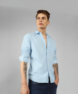 Dennis Lingo Men Solid Casual Light Blue Shirt
