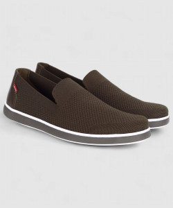 LEVI'S Levi's Mens Brown solid Slip On Sneakers Slip On Sneakers For Men