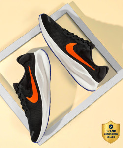 NIKE NIKE REVOLUTION 7 पुरुषों के लिए रनिंग शूज़