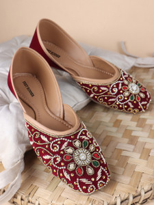 Feet Runner Ethnic Embroidred Jutis and Mojaris Bellies For Women