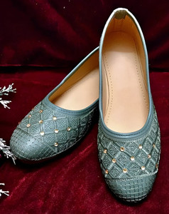 Trendy Feet Women Embroidered Jutti with Rhinestones Embellishments Jutis For Women