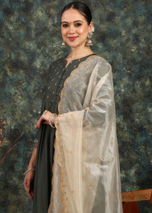 Var Vadhu Net Embroidered Women Dupatta