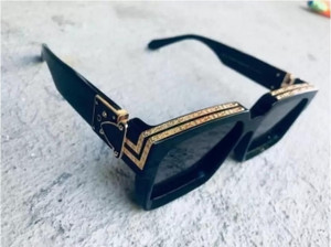 artrue Over-sized Sunglasses - Image 6