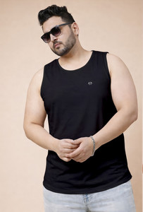 Trend Twist Solid Men Round Neck Black T-Shirt