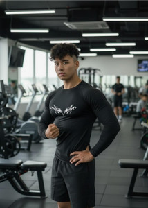 फर पुरुषों के लिए गोल गला प्रिंटेड काला टी-शर्ट