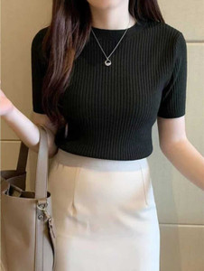 एवरफैब महिलाओं के लिए गोल गला सेल्फ डिज़ाइन काला टी-शर्ट