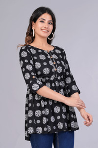 फिट & फ्लेयर महिलाओं के लिए कैजुअल प्रिंटेड काला, ग्रे टॉप