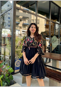 कर्मा आउटफिट महिलाओं के लिए कैजुअल कढ़ाई काला टॉप