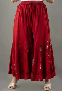 एमी वर्ड महिलाओं के लिए मैरून फ्लेयरर्ड ट्राउज़र्स