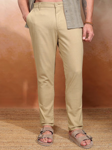 हाईलैंडर पुरुषों के लिए खाकी स्लिम फिट ट्राउज़र्स