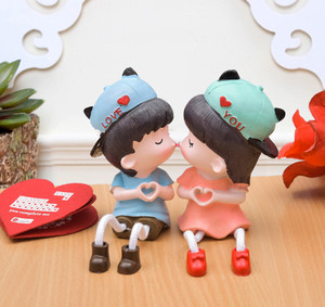 PRIDE STORE Kissing Couple Valentine's Day Gift for Girlfriend, Boyfriend, Wife, Husband, Him, Her Showpiece Couple With Message Card, Romantic Valentine's Gifts Decorative Showpiece  -  12 cm
