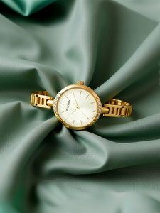 Titan NP2637YM01 Titan Karishma Champagne Dial Golden MetalStrap Analog Watch  - For Women