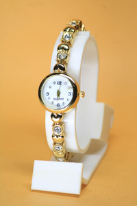 Rizino Exclusive Choice Silver Diamond Bracelet Chain Round dail Diamond Chain Stylish Analog Watch - For Girls