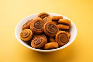 Royal foodery BHAKARWADI SMALL (1KG)